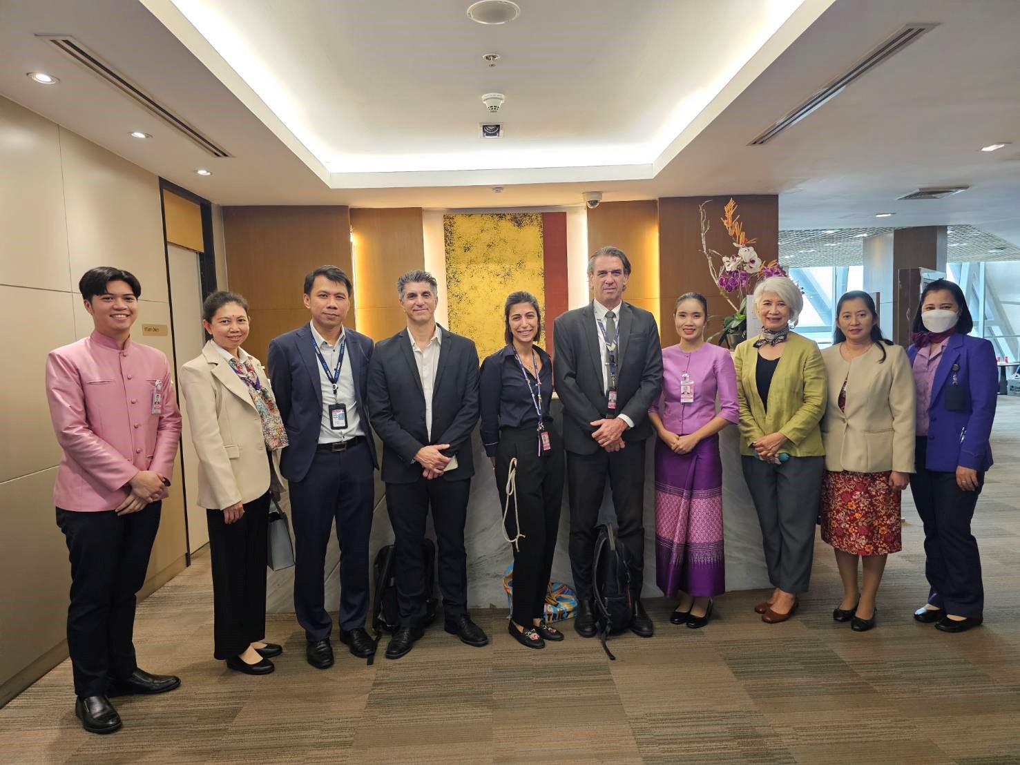 THAI Royal Silk Lounge Visit