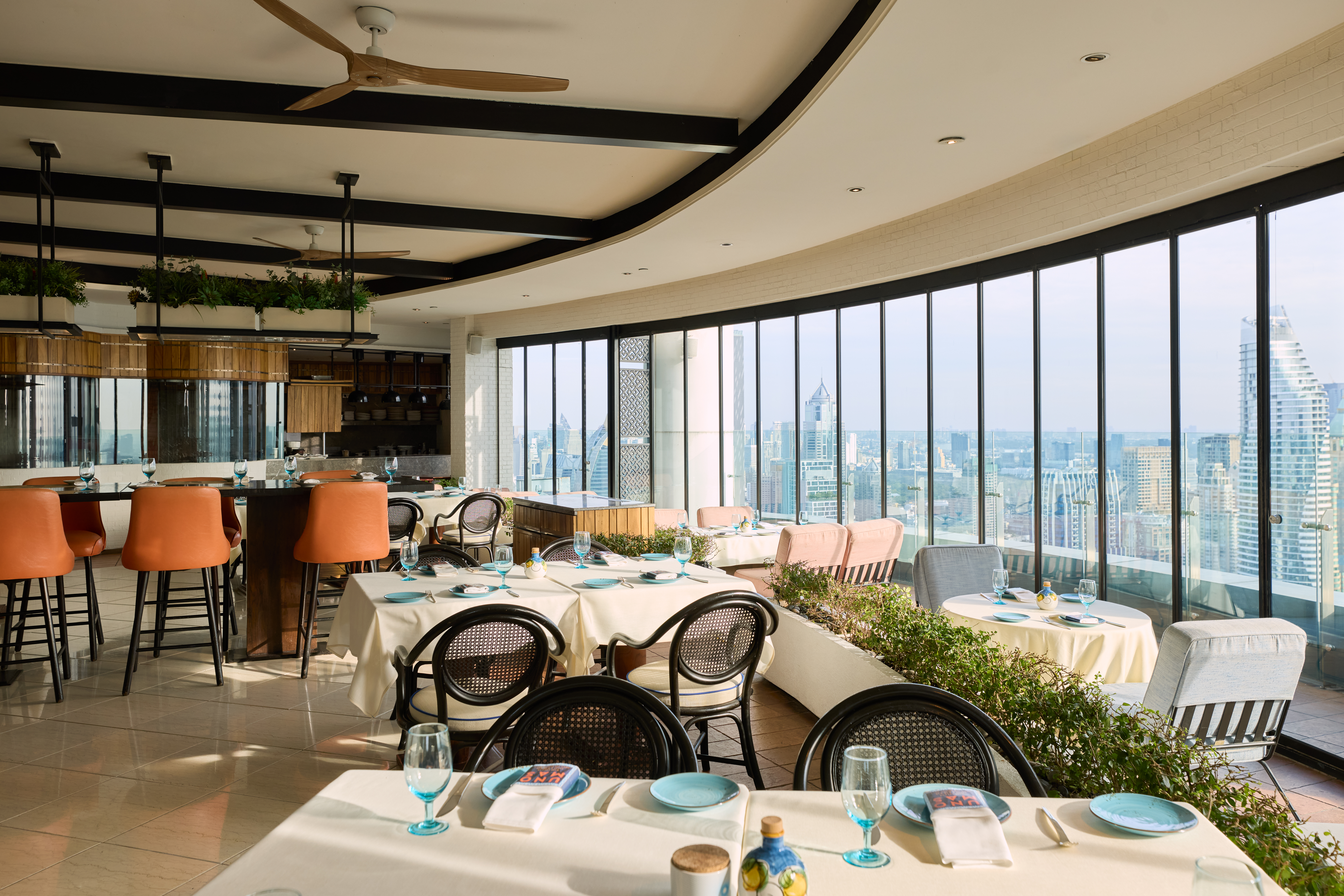 UNO MAS Restaurant