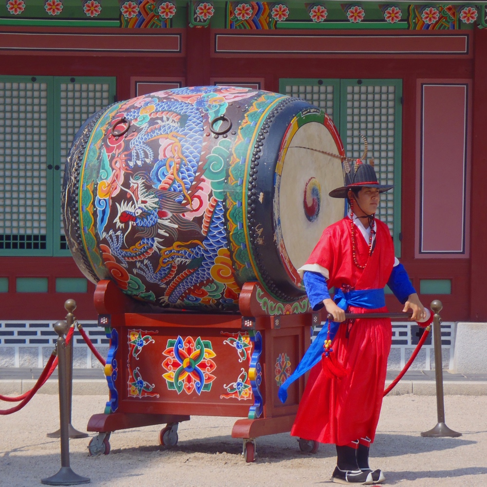 korean-guard-with drum